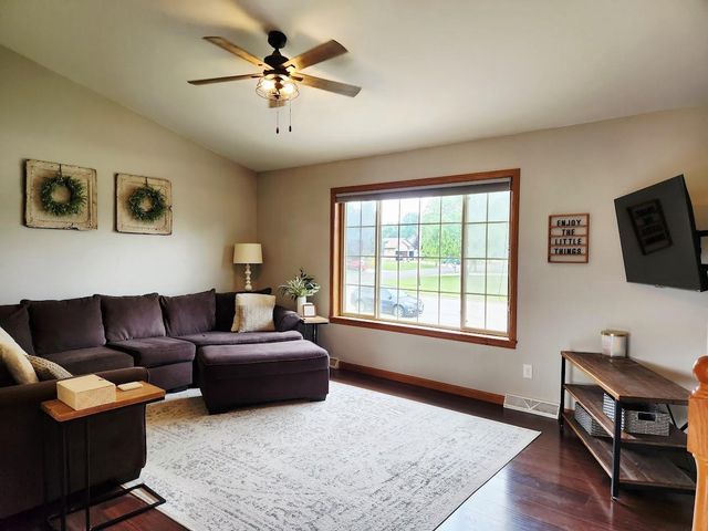 1091 COUNTY ROAD V, Fond Du Lac, WI 54935