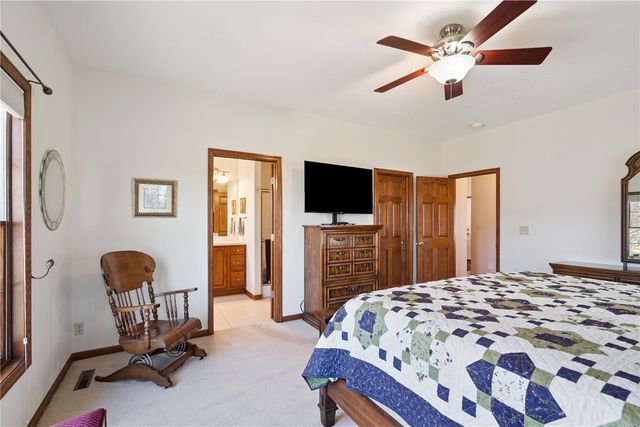 418 Prairie View Drive, Fairfax, IA 52228