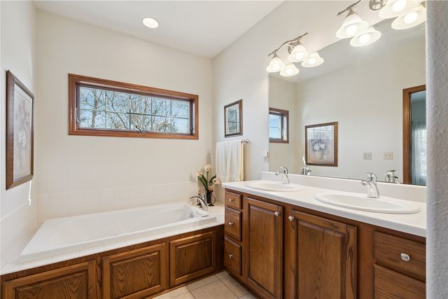 418 Prairie View Drive, Fairfax, IA 52228