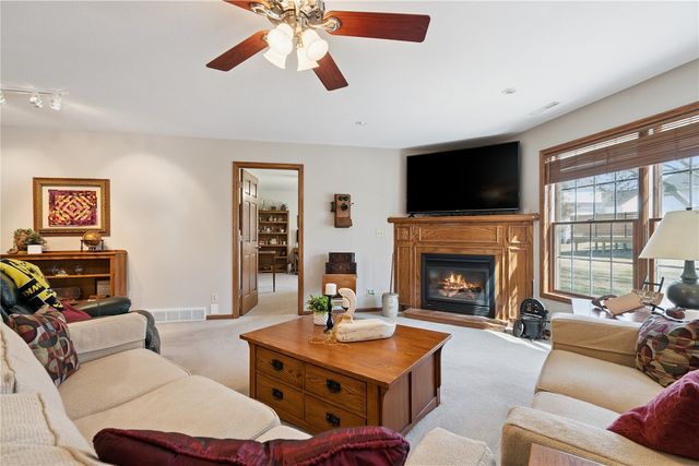 418 Prairie View Drive, Fairfax, IA 52228