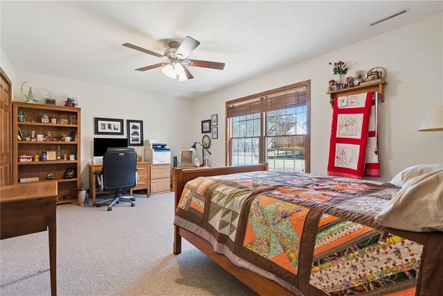 418 Prairie View Drive, Fairfax, IA 52228