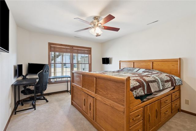 418 Prairie View Drive, Fairfax, IA 52228