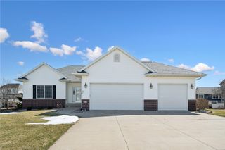 418 Prairie View Drive, Fairfax, IA 52228