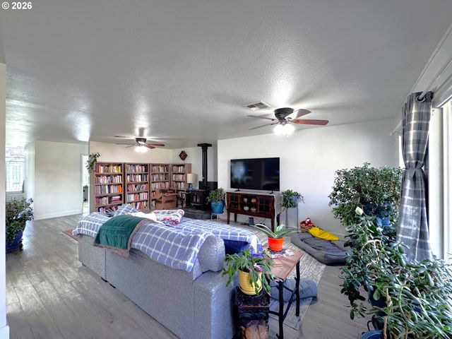 97935 HOLLY Ln, Brookings, OR 97415