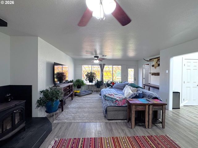 97935 HOLLY Ln, Brookings, OR 97415