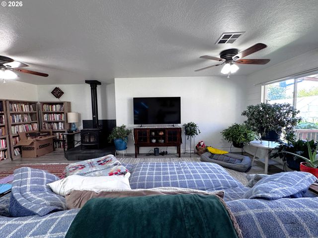 97935 HOLLY Ln, Brookings, OR 97415
