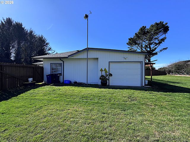 97935 HOLLY Ln, Brookings, OR 97415
