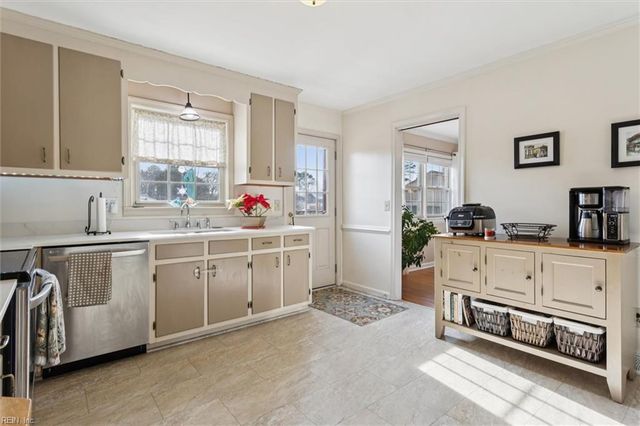 17 Bosch LN, Newport News, VA 23606