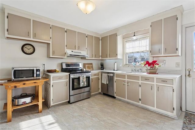 17 Bosch LN, Newport News, VA 23606