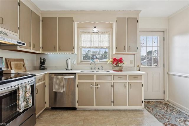 17 Bosch LN, Newport News, VA 23606