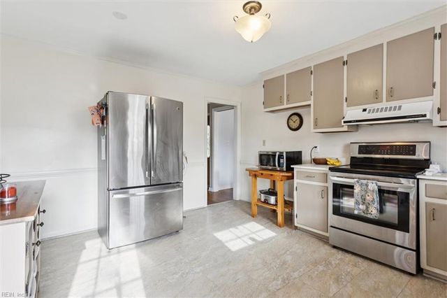 17 Bosch LN, Newport News, VA 23606