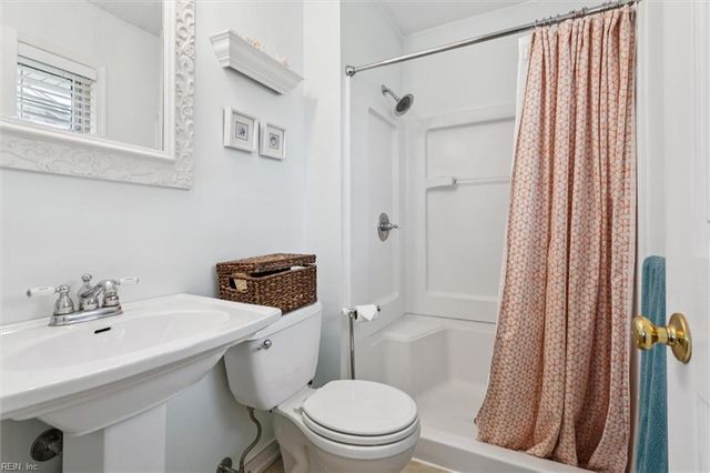 17 Bosch LN, Newport News, VA 23606