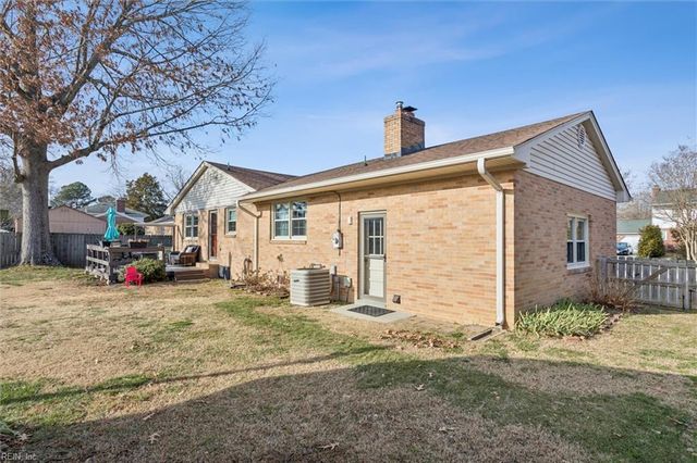 17 Bosch LN, Newport News, VA 23606