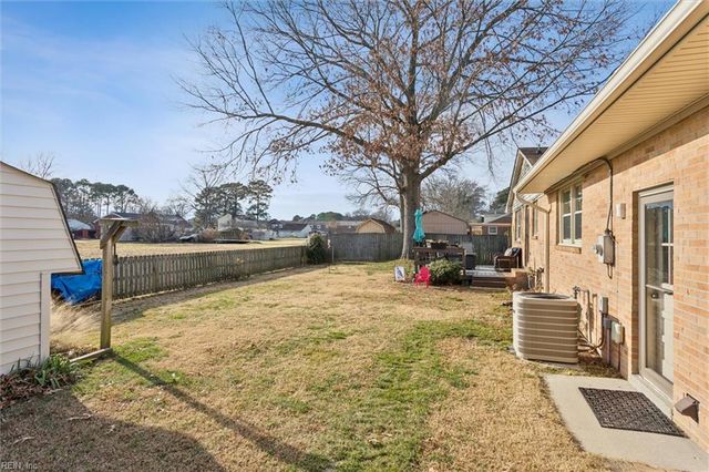 17 Bosch LN, Newport News, VA 23606