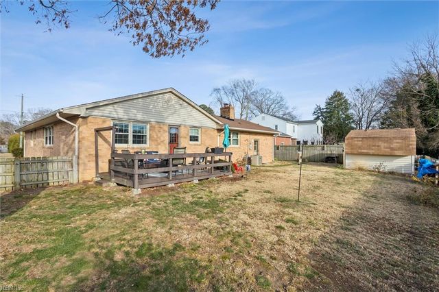 17 Bosch LN, Newport News, VA 23606