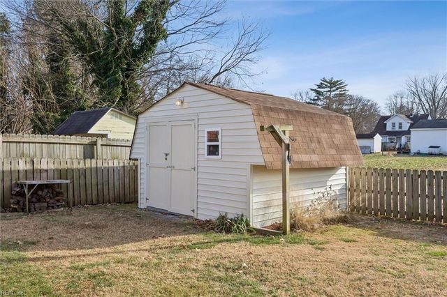 17 Bosch LN, Newport News, VA 23606