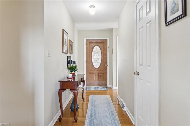 17 Bosch LN, Newport News, VA 23606