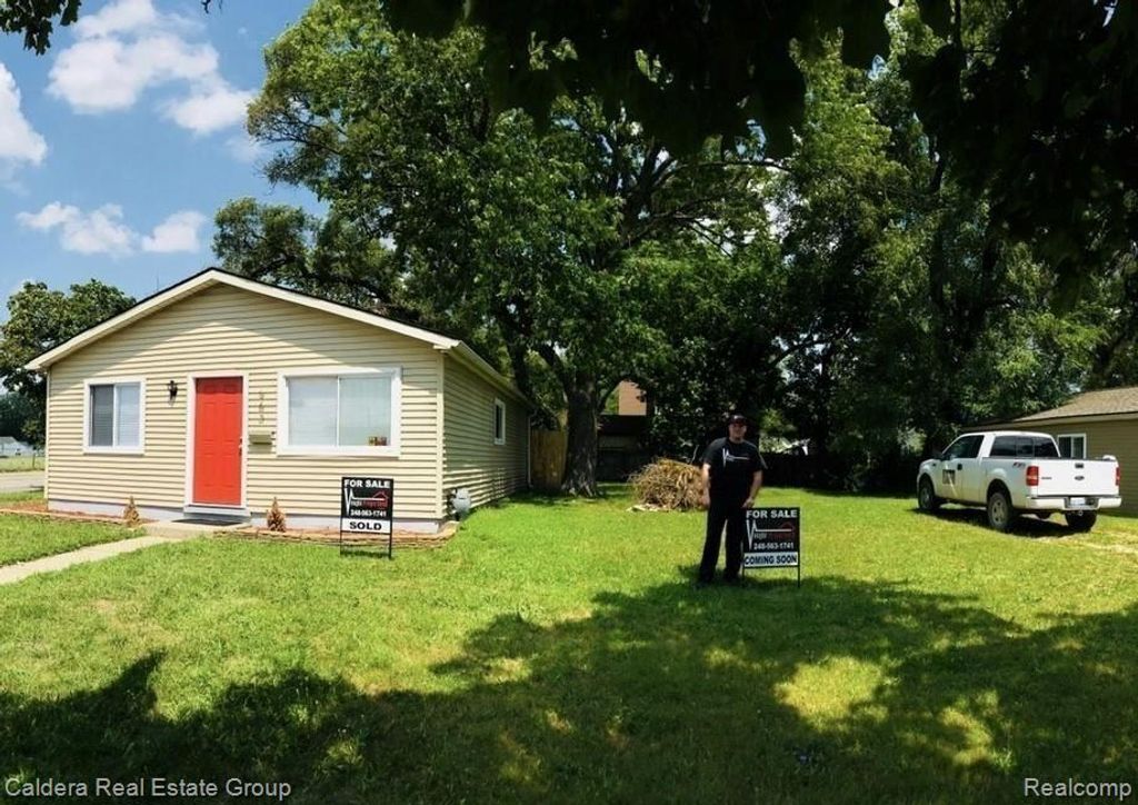 1005 E Muir Avenue, Hazel Park, MI 48030
