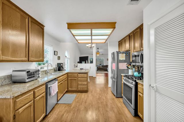 323 Emerald Oak Dr, Galt, CA 95632