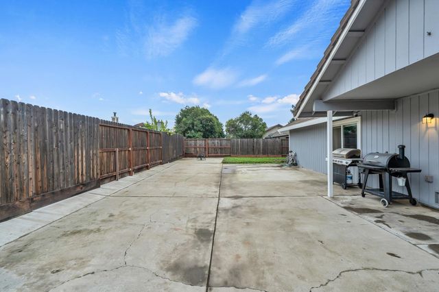 323 Emerald Oak Dr, Galt, CA 95632