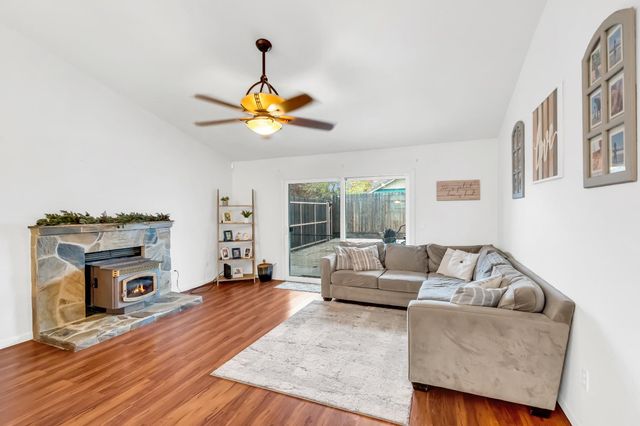 323 Emerald Oak Dr, Galt, CA 95632