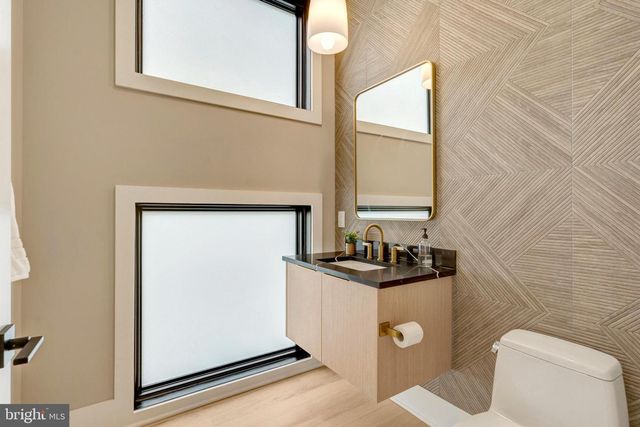 7400 CHURCHILL RD, Mclean, VA 22101