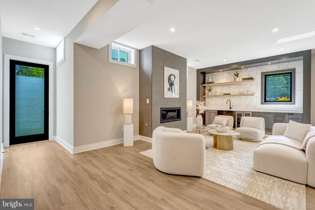 7400 CHURCHILL RD, Mclean, VA 22101