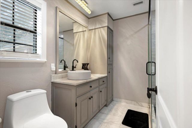 1701 Edgebrook St, Henderson, TX 75652