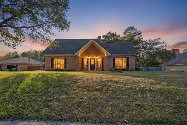 1701 Edgebrook St, Henderson, TX 75652