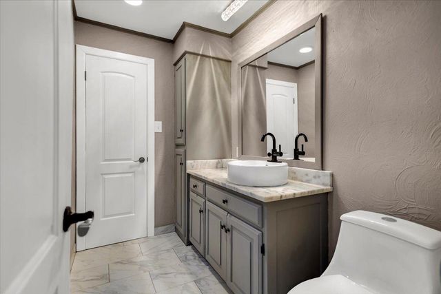 1701 Edgebrook St, Henderson, TX 75652