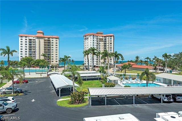 10684 Gulf Shore DR B-305, Naples, FL 34108