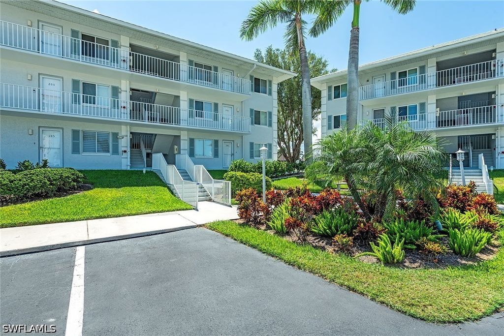 10684 Gulf Shore DR B-305, Naples, FL 34108