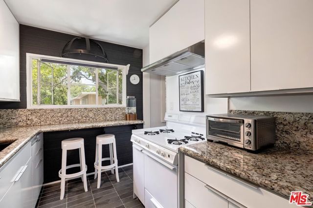 5587 Village, Los Angeles, CA 90016