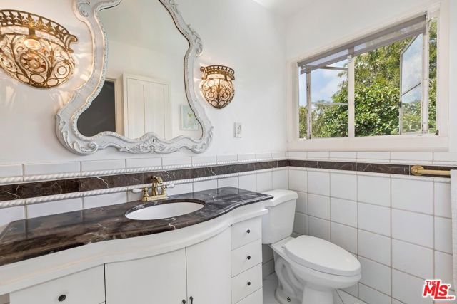 5587 Village, Los Angeles, CA 90016