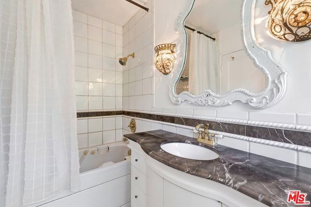 5587 Village, Los Angeles, CA 90016