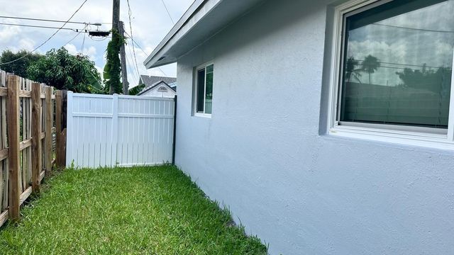 3261 SW 4th Street, Deerfield Beach, FL 33442