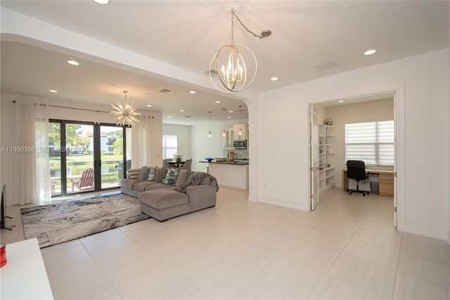 11824 SW 13th Ct, Pembroke Pines, FL 33025