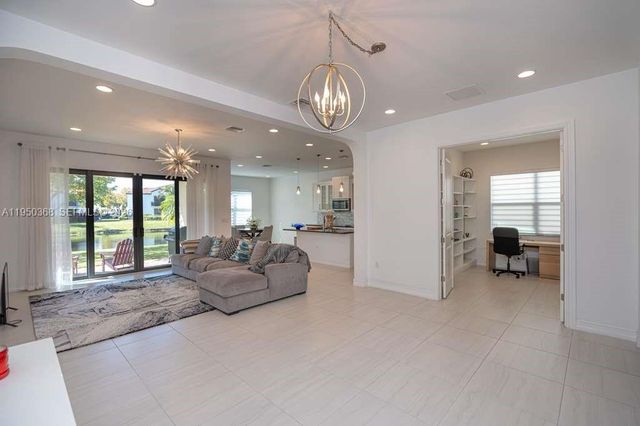 11824 SW 13th Ct, Pembroke Pines, FL 33025