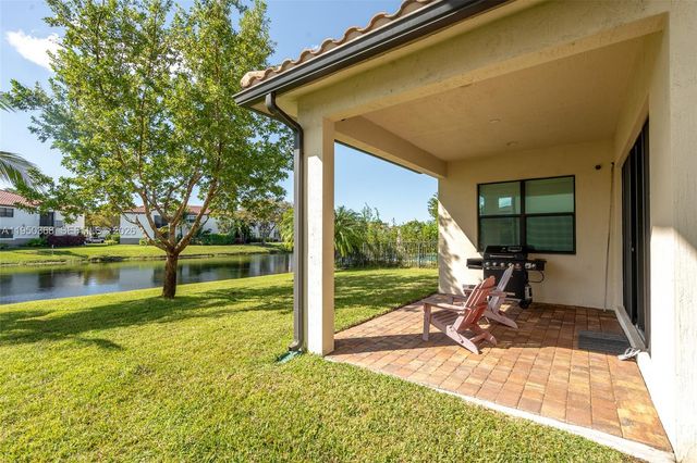 11824 SW 13th Ct, Pembroke Pines, FL 33025