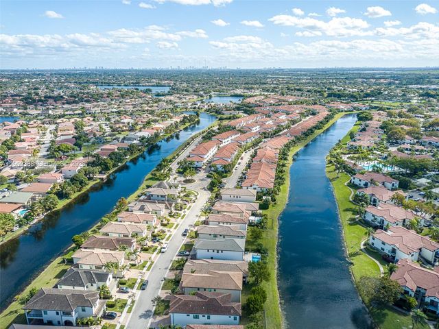 11824 SW 13th Ct, Pembroke Pines, FL 33025