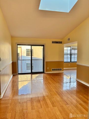 98 Keystone Court, Edison, NJ 08817