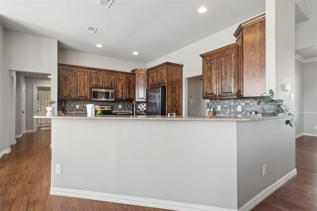 82 Forest Hills Circle, Gunter, TX 75058