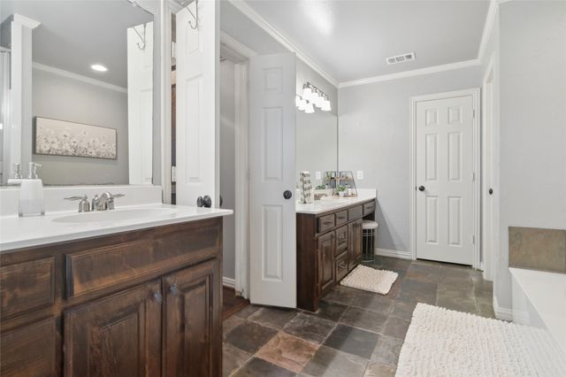 82 Forest Hills Circle, Gunter, TX 75058