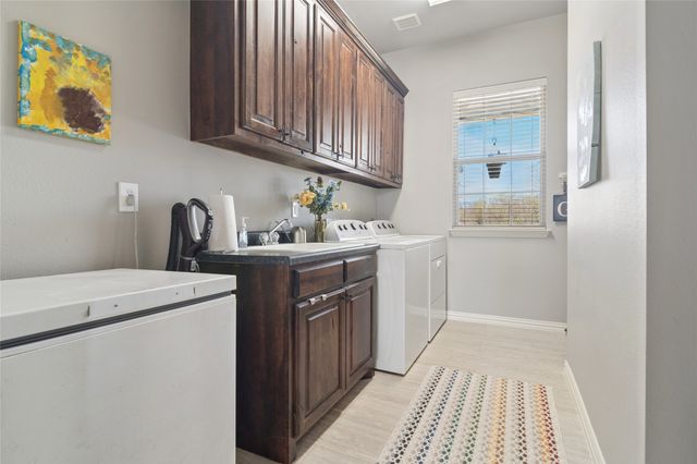 82 Forest Hills Circle, Gunter, TX 75058