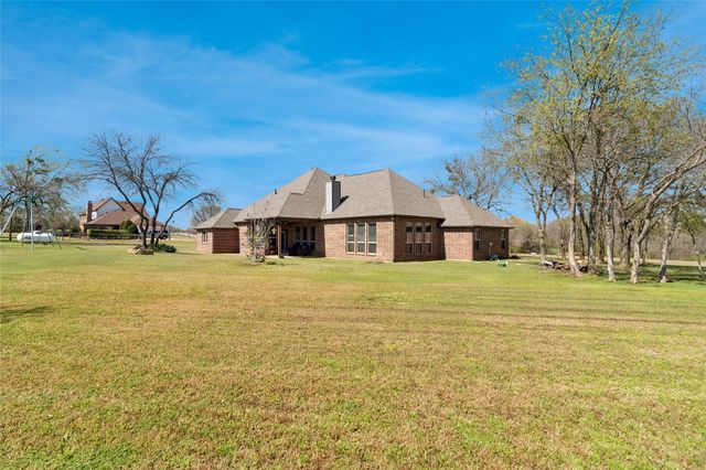 82 Forest Hills Circle, Gunter, TX 75058