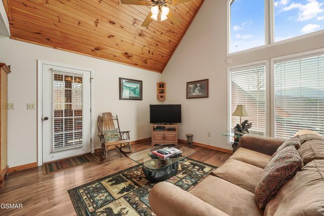 328 Pinnacle Cottage Way, Gatlinburg, TN 37738