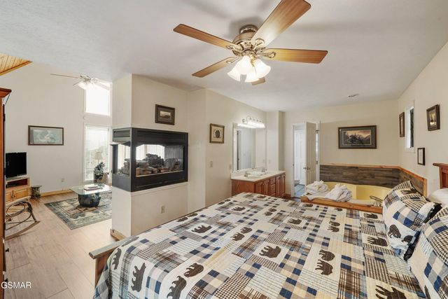 328 Pinnacle Cottage Way, Gatlinburg, TN 37738