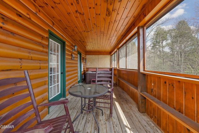 328 Pinnacle Cottage Way, Gatlinburg, TN 37738