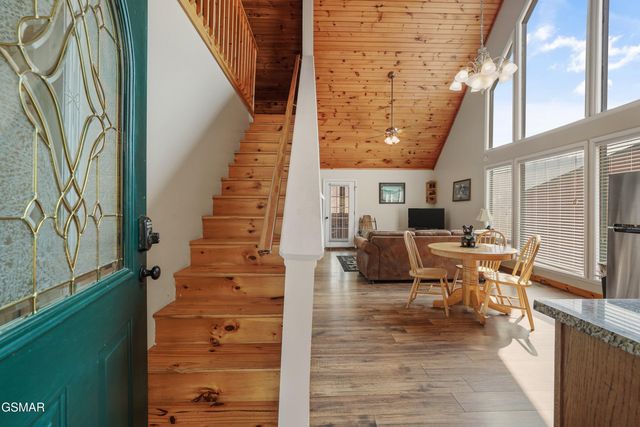 328 Pinnacle Cottage Way, Gatlinburg, TN 37738