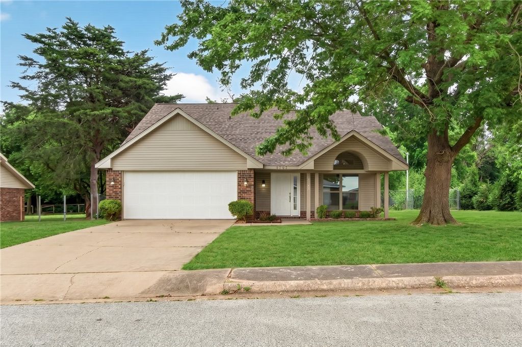 5765 Walden Street, Lowell, AR 72745